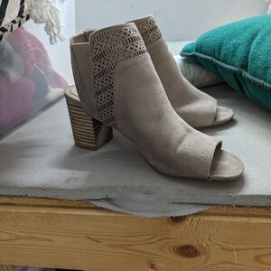 Yellow box opener toe and heel sandals